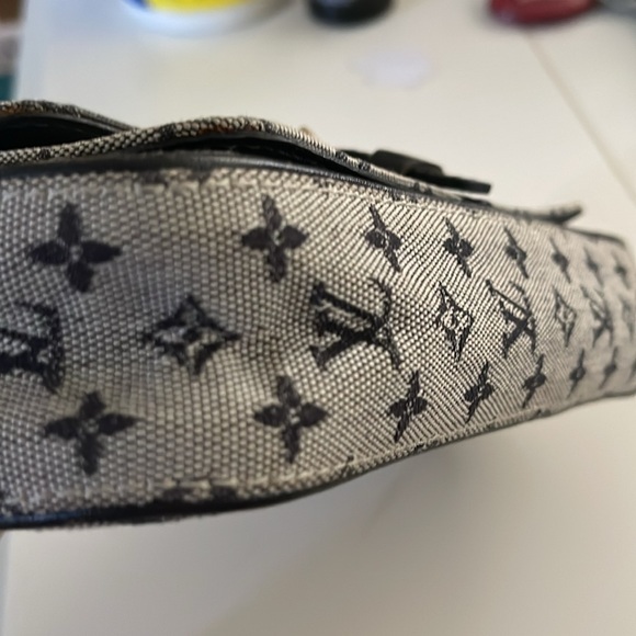 Louis Vuitton Mini Juliet shoulder bag - Picture 7 of 14